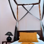 lit simple avec décoration locale