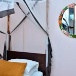 lit simple, table de nuit et miroir