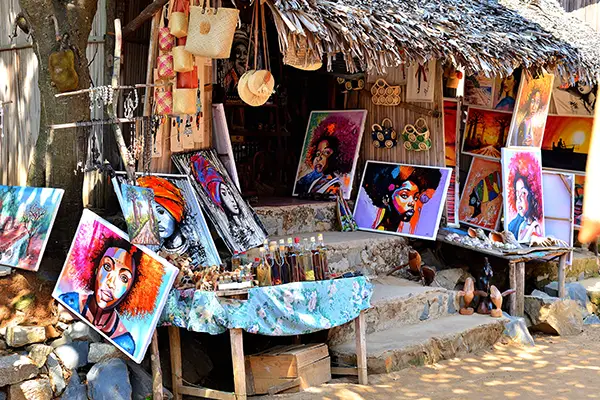boutique présentant des tableaux au village